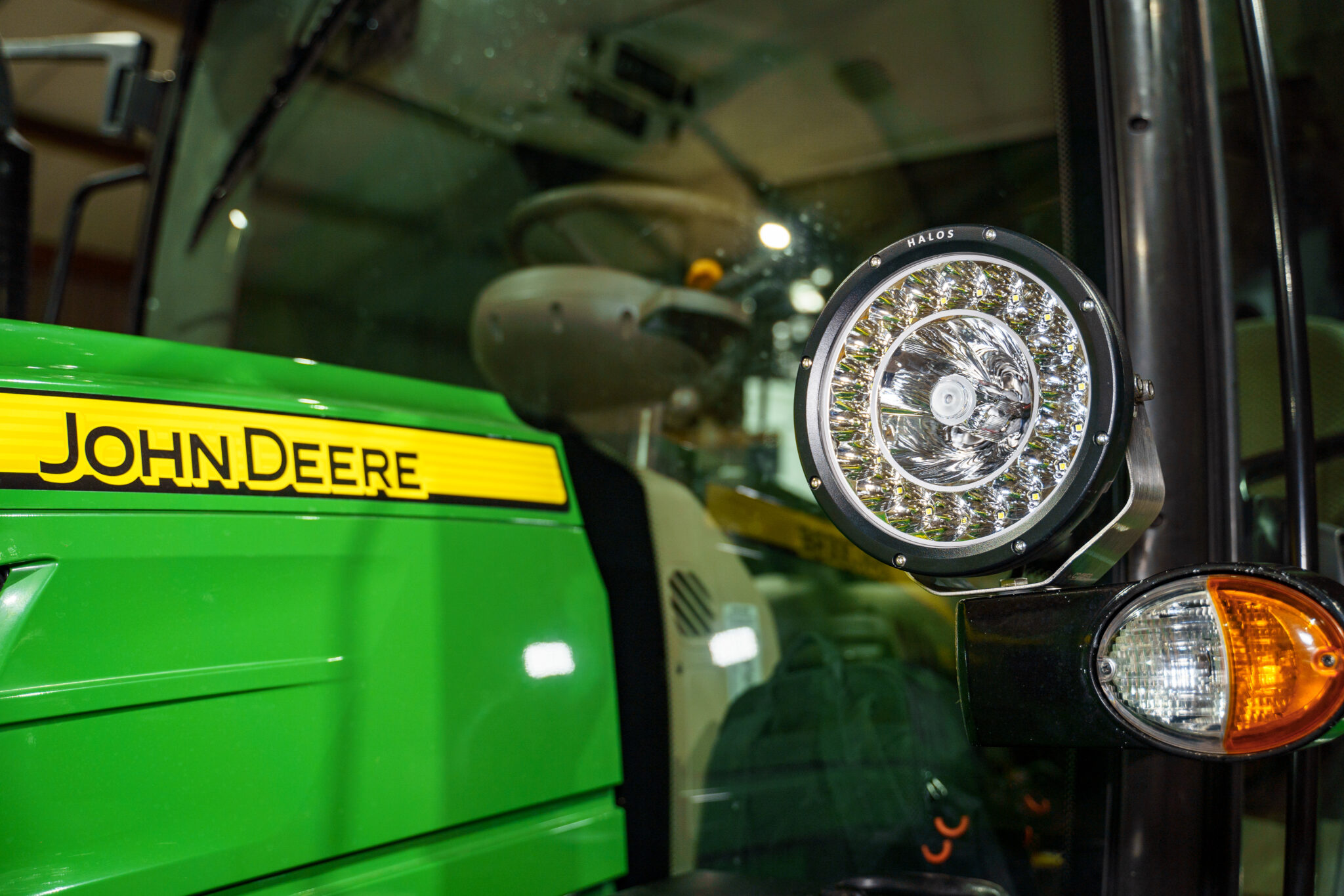 Halos verstraler gemonteerd naast de cabine van een John Deere trekker