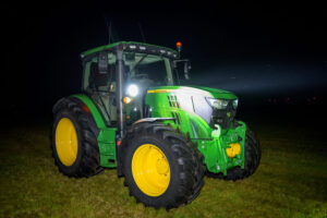 Halos 135W verstraler brandend op een trekker in het donker