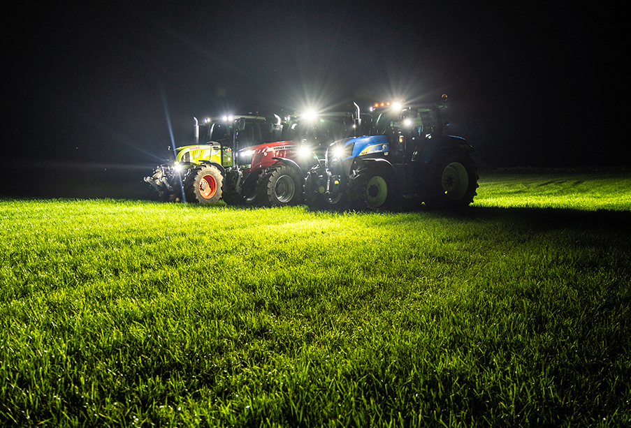 Claas - Massey Ferguson - New Holland. De nacht in de dag veranderen? Kan gewoon.