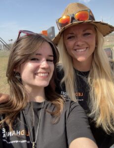 Annelien en Vera van marketing op het boerenrock festival