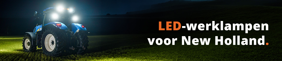 New Holland trekker in een veld met helder witte led-werklampen aan de achterkant